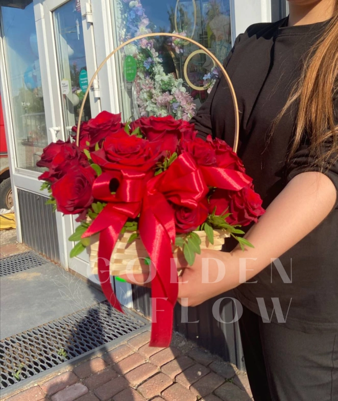 Композиция в корзине  &laquo;Рубиновое сияние&raquo;