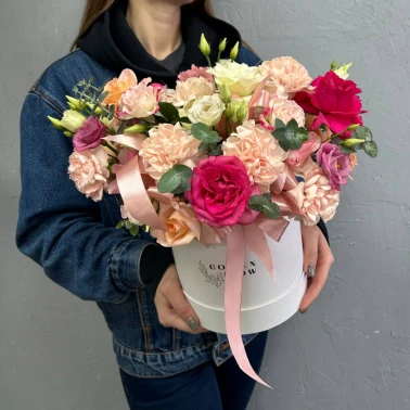 Композиция с розами и диантусом в коробке  «Персиковый йогурт»