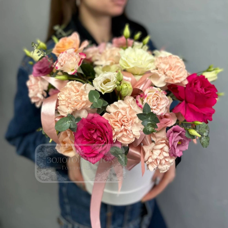 Композиция с розами и диантусом в коробке  &laquo;Персиковый йогурт&raquo;