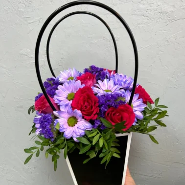 Композиция в сумочке с розами и хризантемой «Устремлённость»