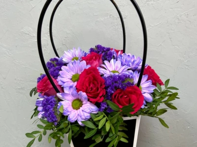 Композиция в сумочке с розами и хризантемой «Устремлённость»