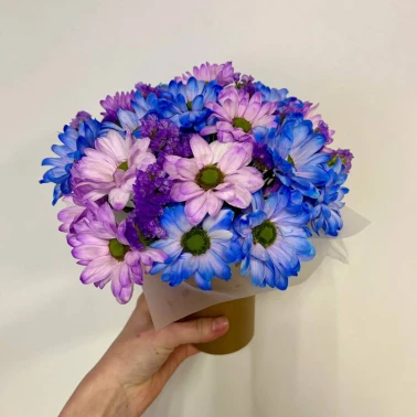 Композиция из хризантем в стакане  «Ночное сияние»