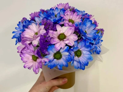 Композиция из хризантем в стакане  «Ночное сияние»