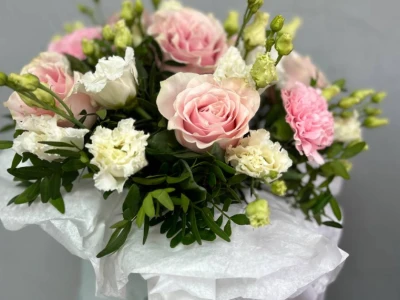 Композиция в коробке из эустомы и роз «Ваниль»