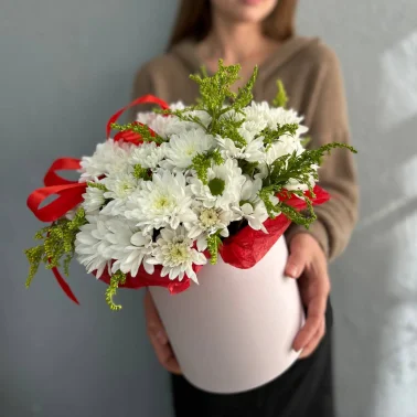 Композиция из хризантем в коробке  «Летняя»