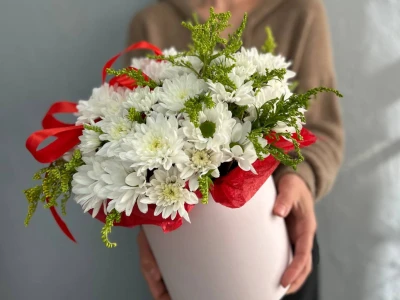 Композиция из хризантем в коробке  «Летняя»