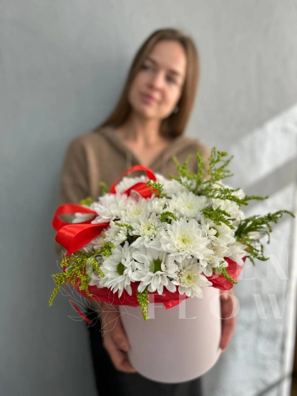 Композиция из хризантем в коробке  &laquo;Летняя&raquo;