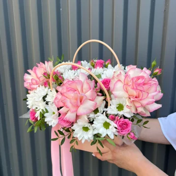 Французская роза с хризантемой в сумочке