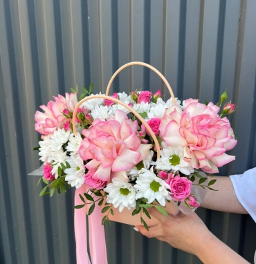 Французская роза с хризантемой в сумочке