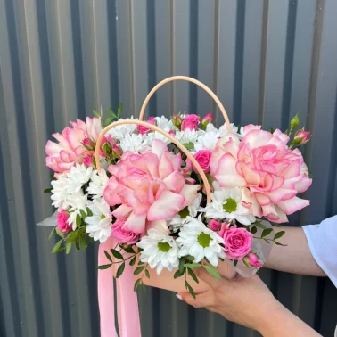 Французская роза с хризантемой в сумочке