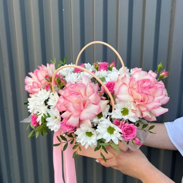 Французская роза с хризантемой в сумочке