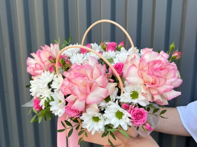 Французская роза с хризантемой в сумочке