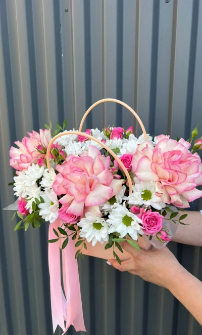 Французская роза с хризантемой в сумочке