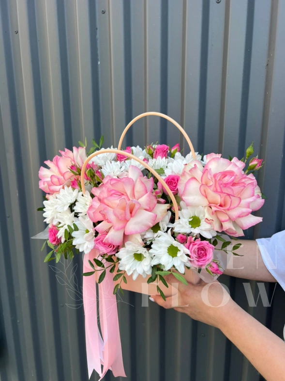 Французская роза с хризантемой в сумочке