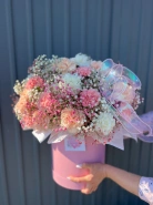 Диантусы микс с гипсофилой в шляпной коробке 1