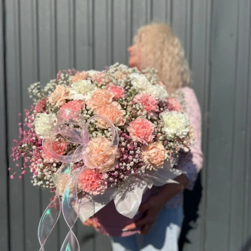 Диантусы микс с гипсофилой в шляпной коробке