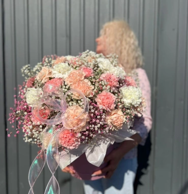 Диантусы микс с гипсофилой в шляпной коробке