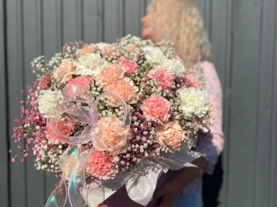 Диантусы микс с гипсофилой в шляпной коробке