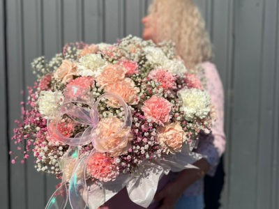 Диантусы микс с гипсофилой в шляпной коробке