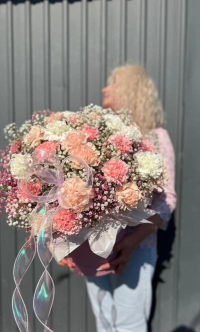 Диантусы микс с гипсофилой в шляпной коробке