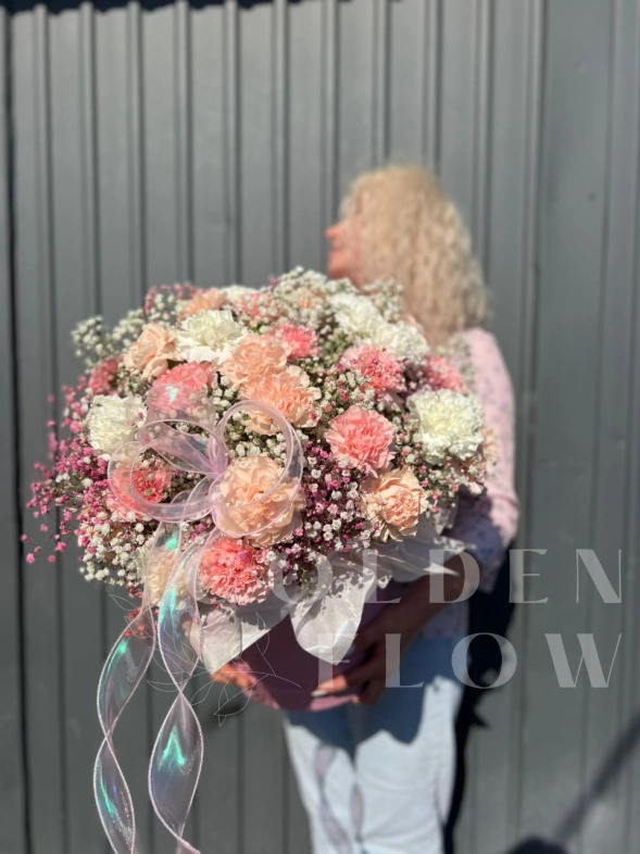 Диантусы микс с гипсофилой в шляпной коробке