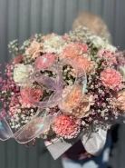 Диантусы микс с гипсофилой в шляпной коробке 2