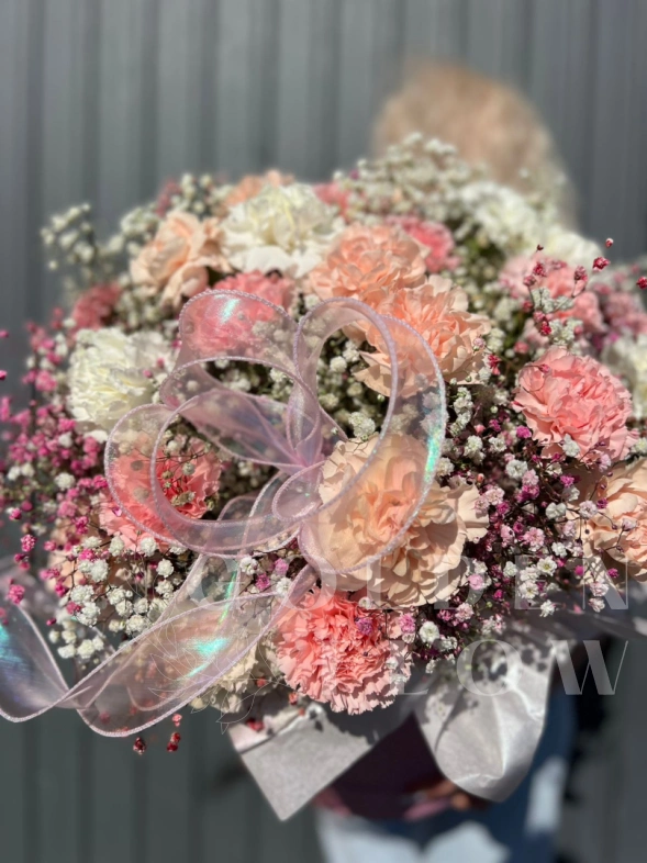 Диантусы микс с гипсофилой в шляпной коробке