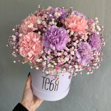 Композиция с гипсофилой и диантусами в шляпной коробке «Нежное облако»