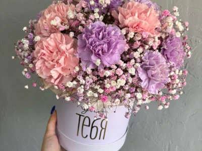 Композиция с гипсофилой и диантусами в шляпной коробке «Нежное облако»