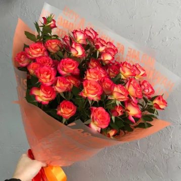Букет из кустовой розы «Яркость»