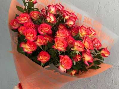 Букет из кустовой розы «Яркость»