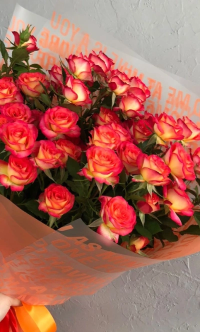 Букет из кустовой розы «Яркость»