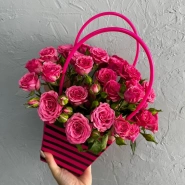 Композиция в сумочке с кустовой розой &laquo;Лиане&raquo; 0