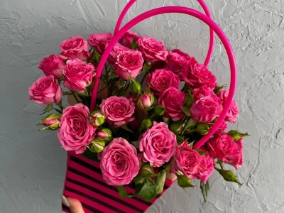 Композиция в сумочке с кустовой розой «Лиане»