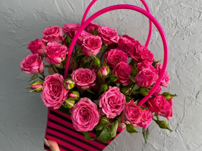 Композиция в сумочке с кустовой розой «Лиане»