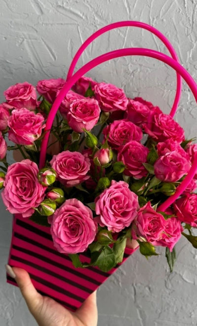 Композиция в сумочке с кустовой розой «Лиане»