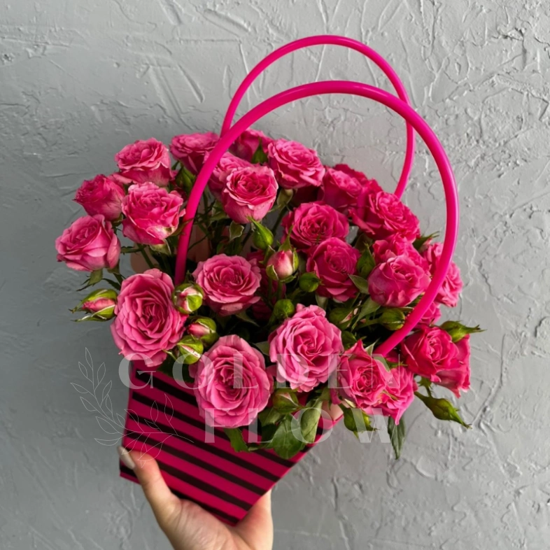 Композиция в сумочке с кустовой розой &laquo;Лиане&raquo;