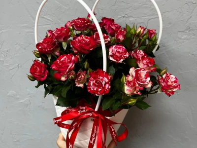 Композиция в сумочке с кустовой розой «Фаер-воркс»