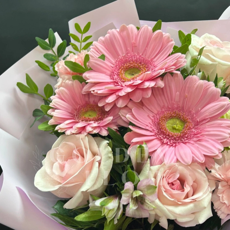 Сборный букет &laquo;Нежный с герберами&raquo;