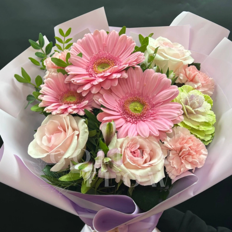 Сборный букет &laquo;Нежный с герберами&raquo;