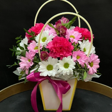 Композиция с ромашковой хризантемой «Малиновая»