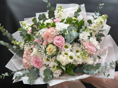 Букет сборный с розами и хризантемой «Эффектная нежность»