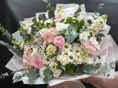 Букет сборный с розами и хризантемой «Эффектная нежность»