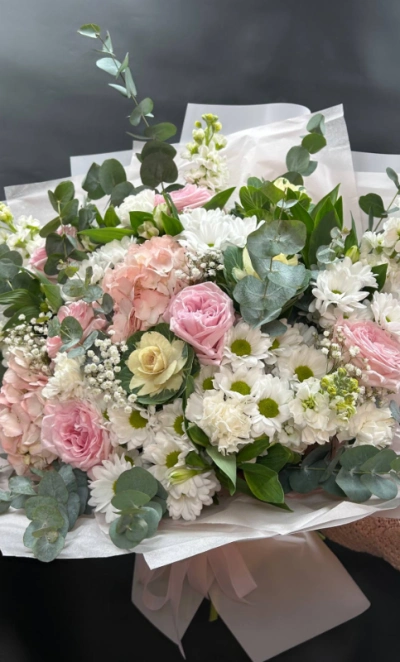 Букет сборный с розами и хризантемой «Эффектная нежность»