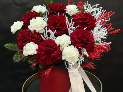 Композиция с розами в коробке «Зимняя вишня»