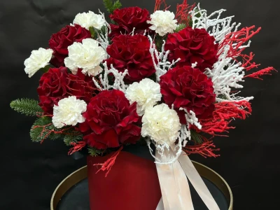 Композиция с розами в коробке «Зимняя вишня»