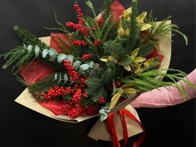 Букет с нобилисом и илексом «Рождественская сказка»