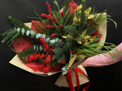 Букет с нобилисом и илексом «Рождественская сказка»