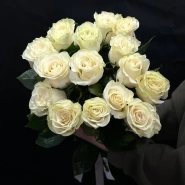 Букет из 15 белых роз под ленту 1