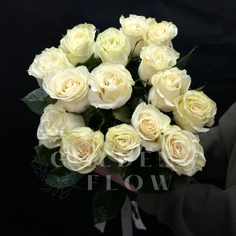 Букет из 15 белых роз под ленту